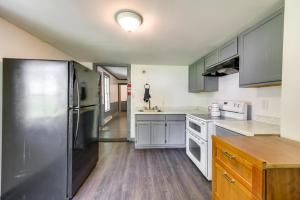 Η κουζίνα ή μικρή κουζίνα στο Walk to Town Bath Apt Near Keuka Lake Wine Trail +16 φωτογραφίες