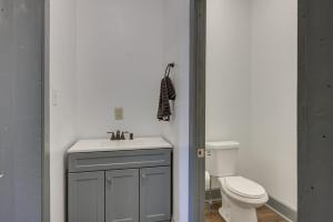 Ένα μπάνιο στο Walk to Town Bath Apt Near Keuka Lake Wine Trail
