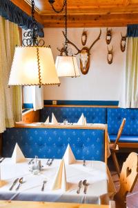 a dining room with two sinks and a mirror at Salzburger Dolomitenhof in Annaberg im Lammertal