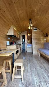 a kitchen and dining room in a log cabin at Bungalows Tea Žabljak in Žabljak