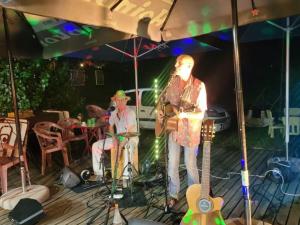 Ein paar Männer stehen mit einer Gitarre auf einer Bühne. in der Unterkunft Mobil home confortable avec terrasse - API-1-52-217 in Le Grand Serre