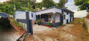 MarigotMy circle的一栋房子前面停着一辆车