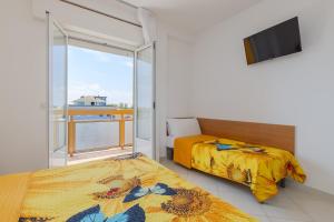 een slaapkamer met twee bedden en een raam bij Hotel Sole in Rosolina Mare +14 foto's