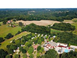- une vue aérienne sur un parc avec des arbres et des maisons dans l'établissement Mobil home à Limeuil avec Terrasse - 5 pers. - API-1-52-308, à Limeuil 8 autres photos