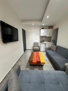 a living room with a couch and a table at Espark baglar 1+1+ teraslı daire in Eskisehir