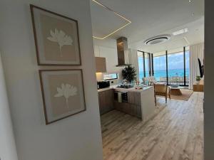 a kitchen and living room with views of the ocean at Penthouse con jacuzzi privado, balcón y vista al mar in San Andrés