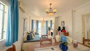 un soggiorno con un tavolo e un divano di Balcón del Mar a Nerja