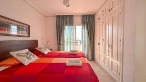 una camera da letto con due letti e una finestra di Balcón del Mar a Nerja Altre 28 foto