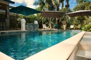 Kolam renang di atau dekat dengan O'Meublés des 2Bois -L'Eucalyptus Piscine chauffée & Spa