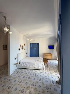 een slaapkamer met een bed met een blauw hoofdeinde bij Dogana Apartment in Agropoli