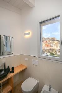 カステルサルドにあるAppartamento HollidayHouse - Sea and castle viewのトイレと窓のあるバスルーム +85枚の写真