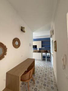 een keuken en woonkamer met een tafel en stoelen bij Dogana Apartment in Agropoli