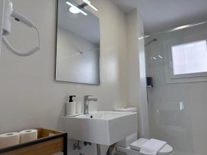 Koupelna v ubytování EDIFICIO La Botica de Enrique by Málaga Planners + 80 fotografií