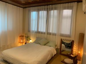 una camera da letto con un letto grande e una finestra di Yulgokjip a Gangneung