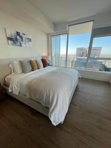 Ένα ή περισσότερα κρεβάτια σε δωμάτιο στο The Daisy Bright 2BR Stay in Downtown San Diego +11 φωτογραφίες