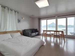 加平Interlaken Stay的一间卧室配有一张床、一张桌子和一张沙发