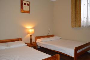 2 camas individuales en una habitación con lámpara en Silver Budget, en Białystok