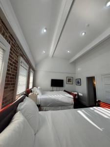 a bedroom with two beds and a couch in it at Good Night Sleep 1Bdrm 2 Queen Beds in Washington, D.C.