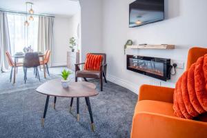 un salon avec un canapé et une table dans l'établissement No 7 Moorfield Road - 3 Bed Townhouse - Narberth, à Narberth