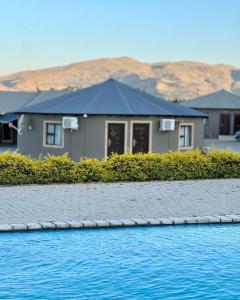 Πισίνα στο ή κοντά στο Yinjwasi Hill guest house