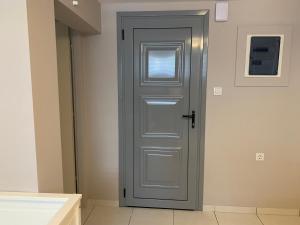 阿尔弥洛斯Studio Almyros的墙上的灰色门