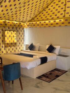 Postel nebo postele na pokoji v ubytování The Kumbh Resort