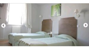 um quarto com duas camas e uma janela em Monte da Lua em Sintra