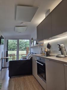 una cocina con estufa y encimera en Chalet Stockholm, en Bleckede