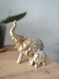 een klein beeldje van een olifant op een tafel bij Apartman Fenix in Pirot