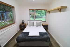 Ένα ή περισσότερα κρεβάτια σε δωμάτιο στο Spacious 5-Bedroom Home with Large Garden in Egham