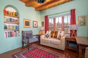 Χώρος καθιστικού στο Beautiful, Modernized Adobe On Historic East Side