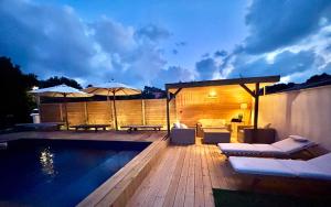 カップブルトンにあるVilla Terrama Capbretonのパティオ(プール、椅子、パラソル付)