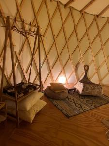 een kamer met twee hangmatten in een yurt bij Monte das Estrelas in Tavira +21 foto's