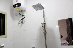 eine Dusche im Bad mit einer Kamera an der Wand in der Unterkunft MY40 Hotel in Abuja