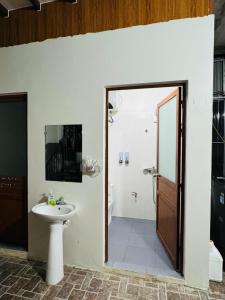 Làng MeにあるOpi Homestayの洗面台、トイレ、シャワー付きのバスルーム +7枚の写真