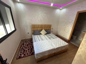 a bedroom with a large bed in a room at Apparemment propre pour les familles in Casablanca