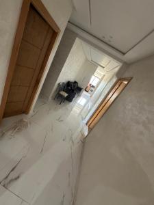 an overhead view of a room with white marble floors at Apparemment propre pour les familles in Casablanca