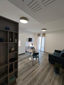 una sala de estar con un sofá y una mesa en Vento del Sud - Relax e Mare, en Monopoli