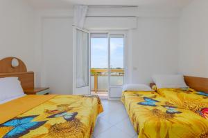 twee bedden naast elkaar in een slaapkamer bij Hotel Sole in Rosolina Mare
