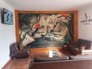 ein Wohnzimmer mit einem großen Gemälde an der Wand in der Unterkunft Hostal MonteVerde in Nueva Cajamarca
