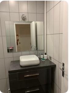 a bathroom with a sink and a mirror at Chambre Cosy proche Paris Dysneyland in Neuilly-sur-Marne