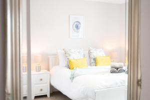 En eller flere senge i et værelse på Northern Hideaways, Orca House Beadnell