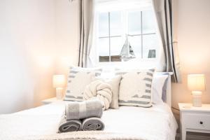 En eller flere senge i et værelse på Northern Hideaways, Orca House Beadnell