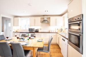 Køkken eller tekøkken på Northern Hideaways, Orca House Beadnell