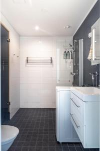 ラハティにあるModern 1BR Home with Sauna & Balconyの洗面台とトイレを備えた白いバスルーム