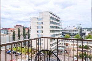 ラハティにあるModern 1BR Home with Sauna & Balconyの街の景色を望むバルコニー