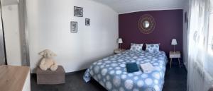 コロンビエ・ソニューにあるMaison 90m2 de 2 à 10 personnesのベッドルーム(テディベア付)