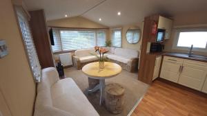 Posezení v ubytování Parkdean Southview Vintage 45 Three bed Sleeps 8 Pet Friendly