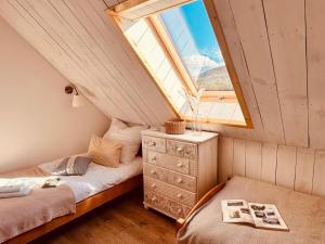 En eller flere senge i et værelse på Siedlisko nad Cisowcem + 84 billeder