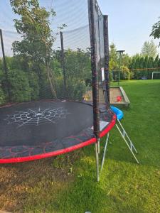 een trampoline in een park met een net bij DOMEK NAD MORZEM CAŁOROCZNy in Kołobrzeg